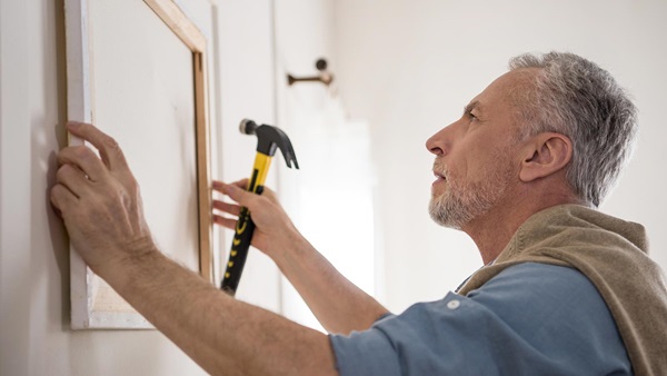 Cómo colgar objetos de la pared y techo